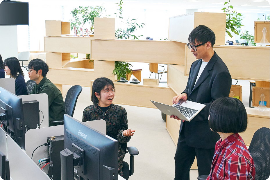 社員が仕事をしている写真