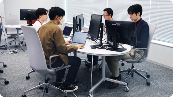 研修に参加する社員の写真