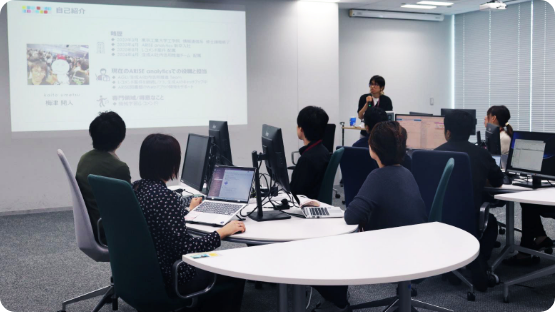 研修に参加する社員の写真